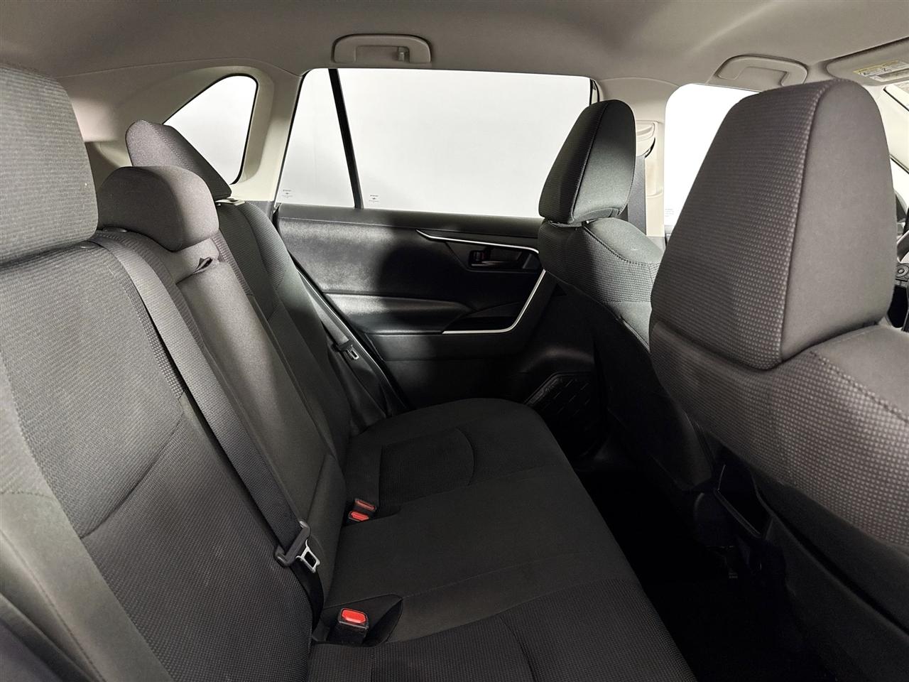 Toyota RAV4 LE AWD (Natl) 2021