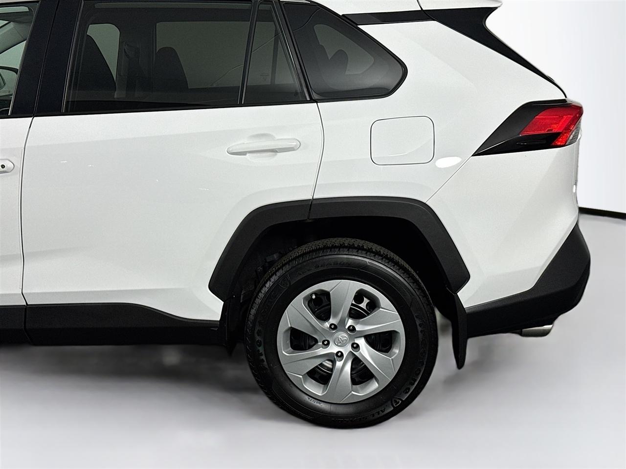 Toyota RAV4 LE AWD (Natl) 2021