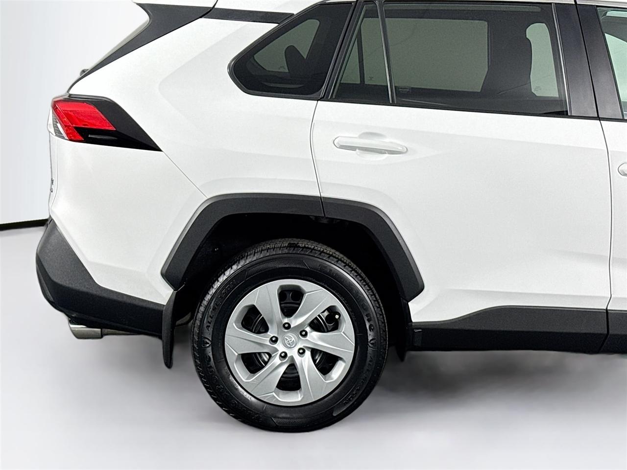 Toyota RAV4 LE AWD (Natl) 2021