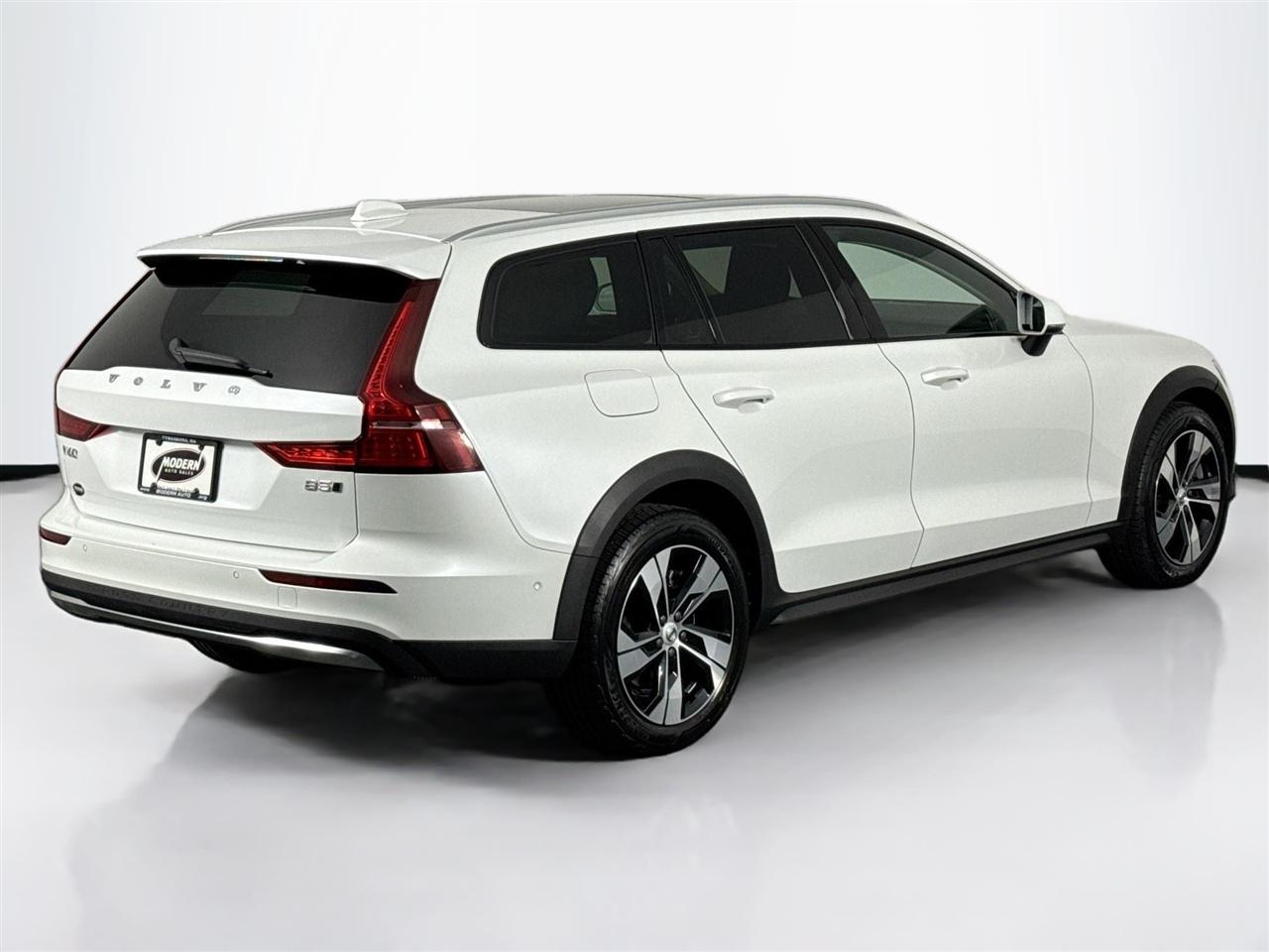Volvo V60 Cross Country B5 AWD Plus 2023