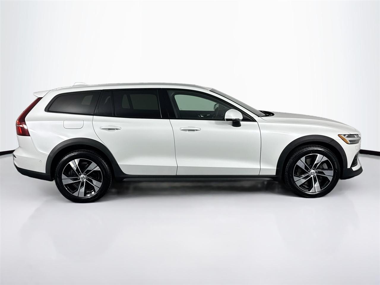 Volvo V60 Cross Country B5 AWD Plus 2023