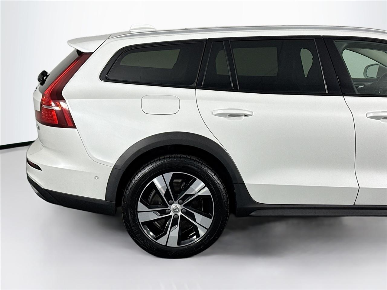 Volvo V60 Cross Country B5 AWD Plus 2023
