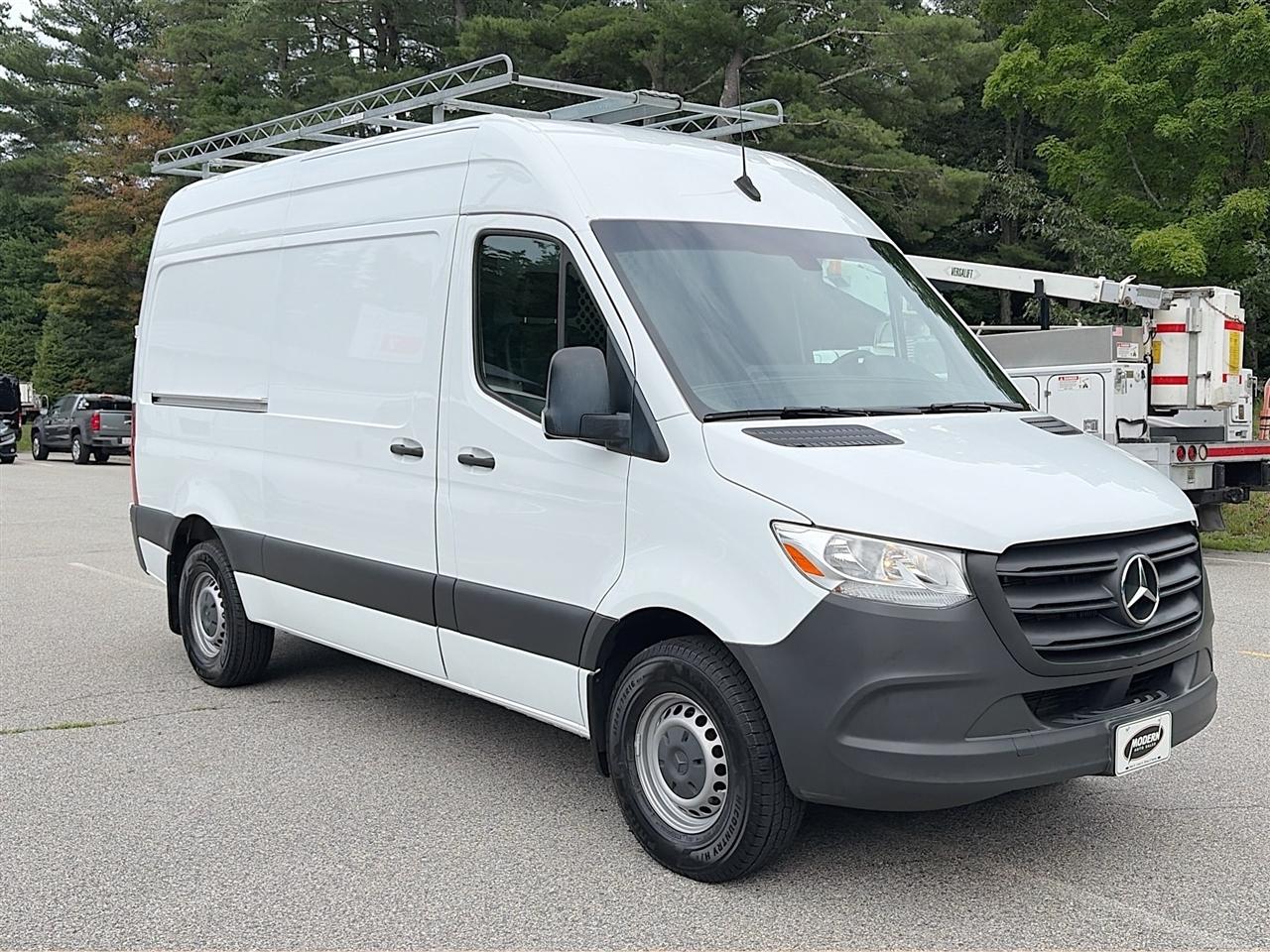 Mercedes-Benz Sprinter Cargo Van 1500 Standard Roof I4 144" RWD 2022
