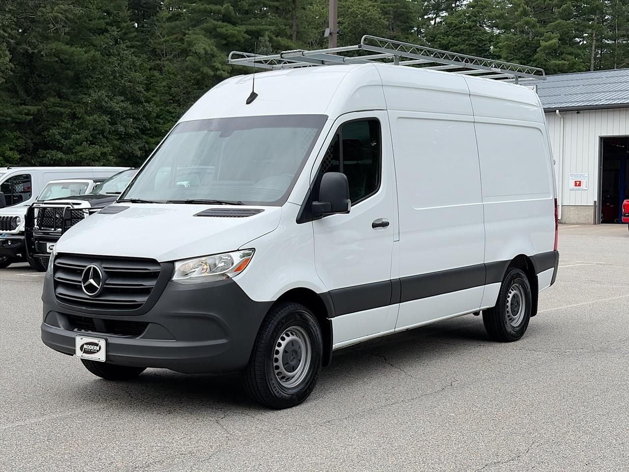 Mercedes-Benz Sprinter Cargo Van 1500 Standard Roof I4 144" RWD 2022
