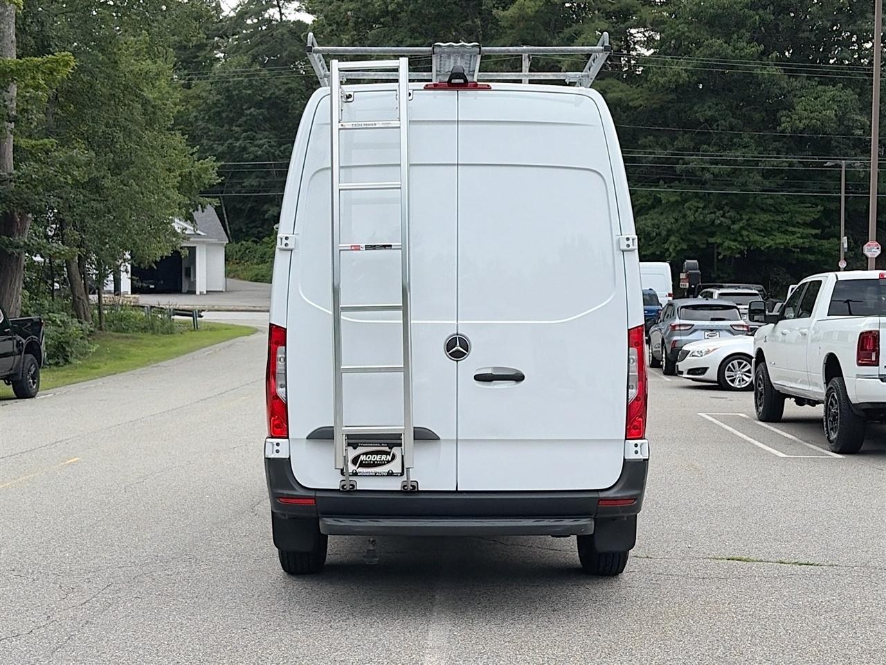 Mercedes-Benz Sprinter Cargo Van 1500 Standard Roof I4 144" RWD 2022