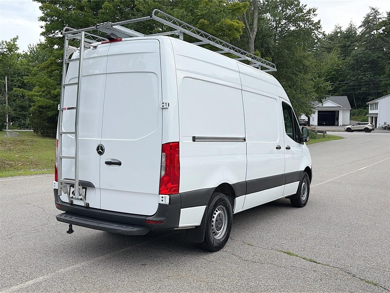 Mercedes-Benz Sprinter Cargo Van 1500 Standard Roof I4 144" RWD 2022