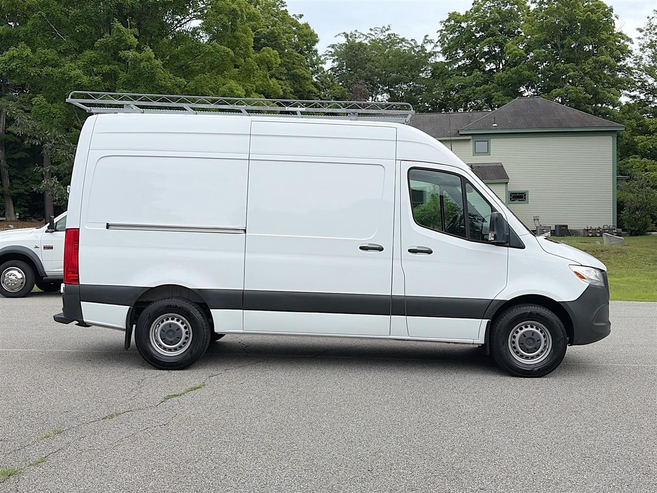 Mercedes-Benz Sprinter Cargo Van 1500 Standard Roof I4 144" RWD 2022