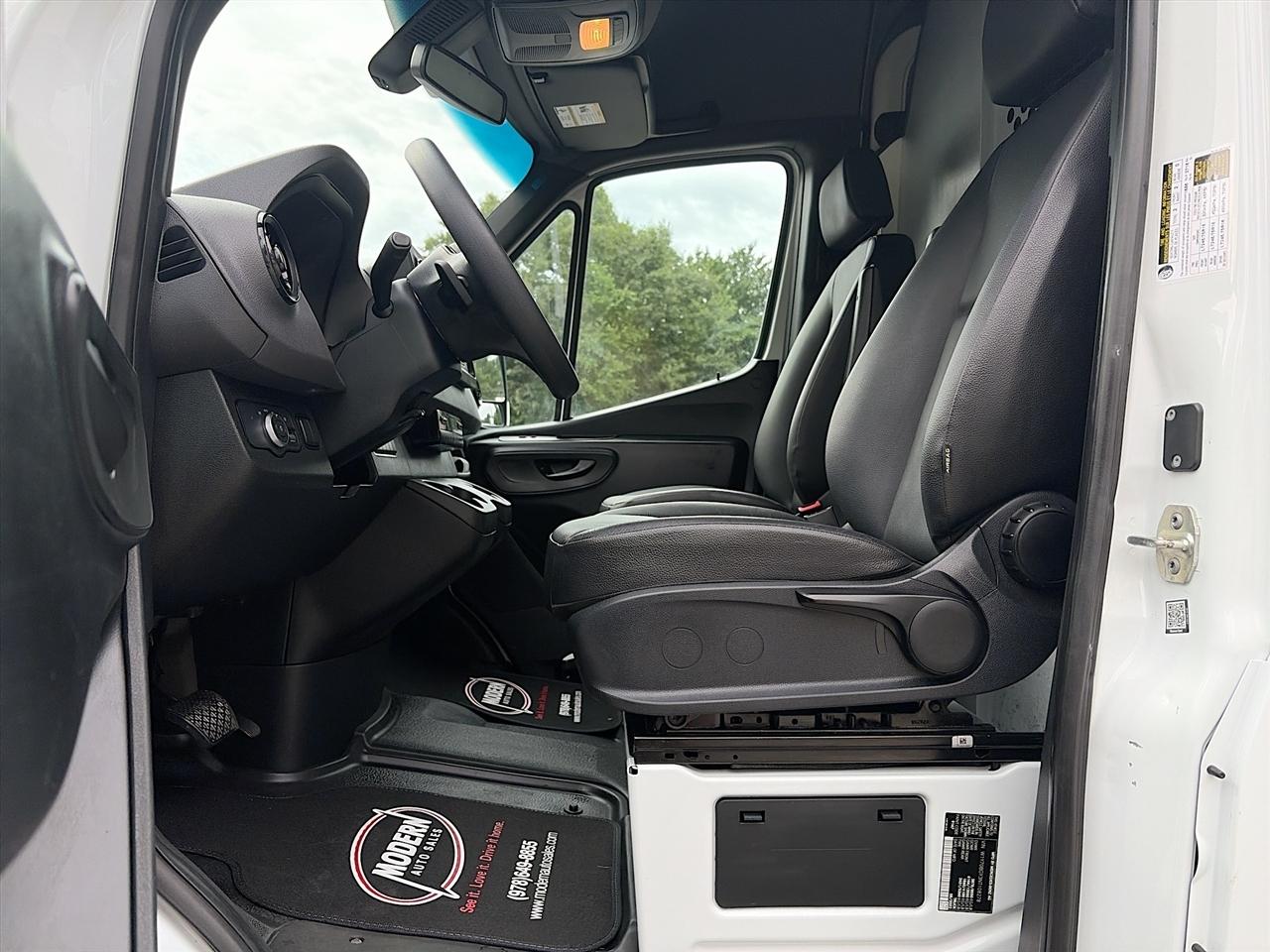 Mercedes-Benz Sprinter Cargo Van 1500 Standard Roof I4 144" RWD 2022