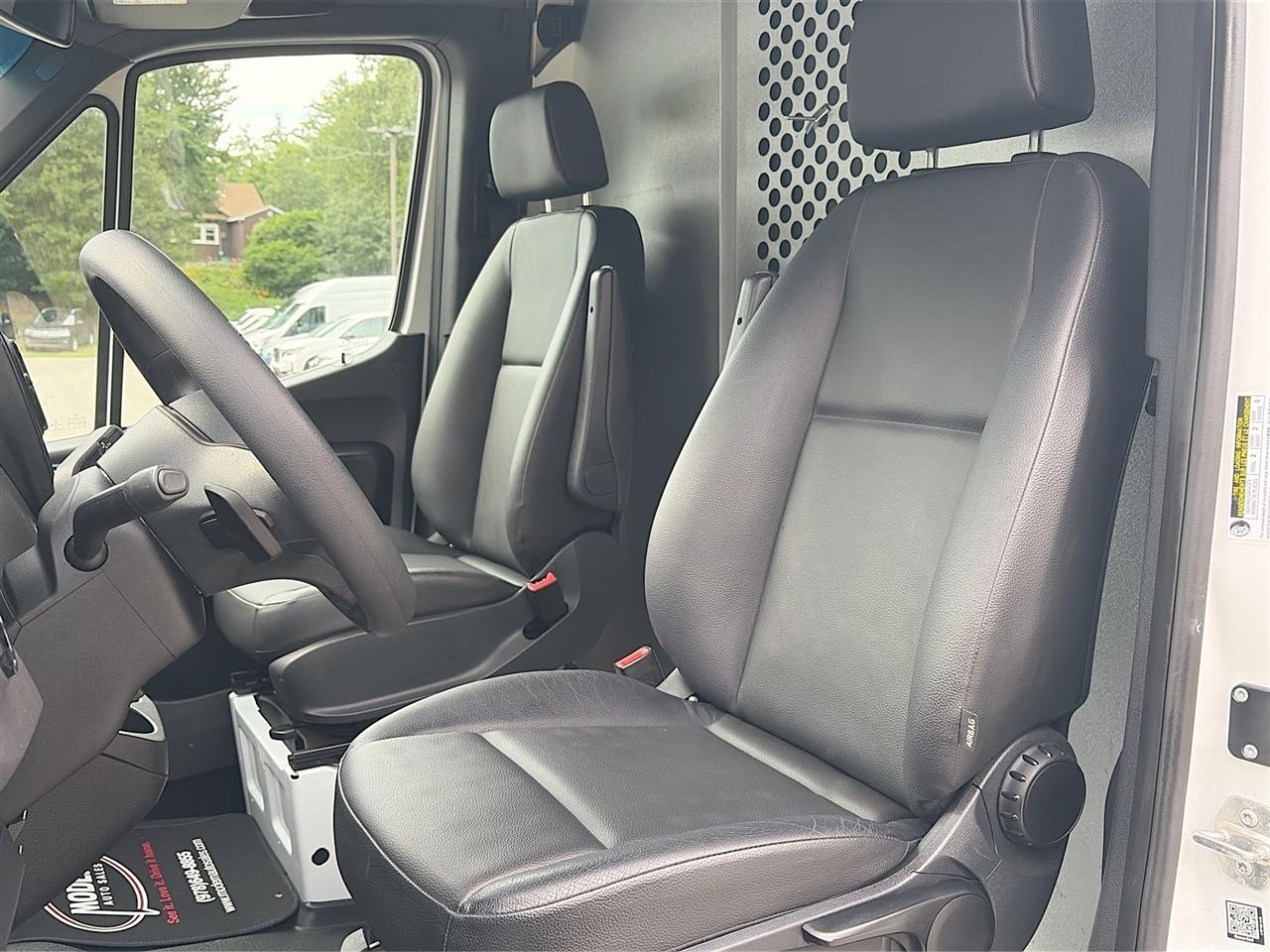 Mercedes-Benz Sprinter Cargo Van 1500 Standard Roof I4 144" RWD 2022