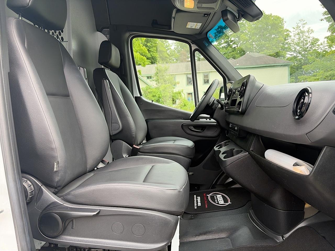 Mercedes-Benz Sprinter Cargo Van 1500 Standard Roof I4 144" RWD 2022
