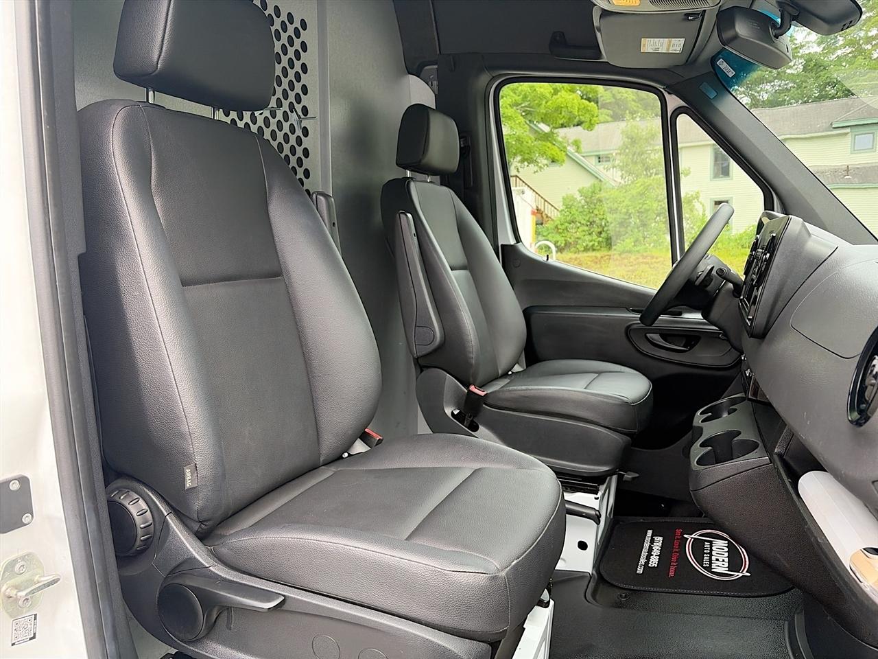 Mercedes-Benz Sprinter Cargo Van 1500 Standard Roof I4 144" RWD 2022