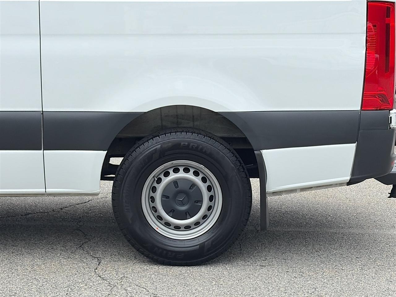 Mercedes-Benz Sprinter Cargo Van 1500 Standard Roof I4 144" RWD 2022