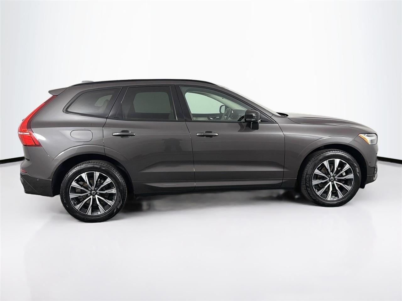 Volvo XC60 B5 AWD Plus Dark Theme 2023