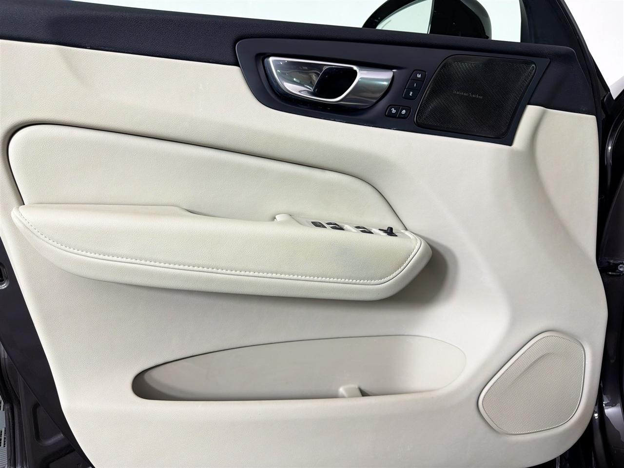 Volvo XC60 B5 AWD Plus Dark Theme 2023