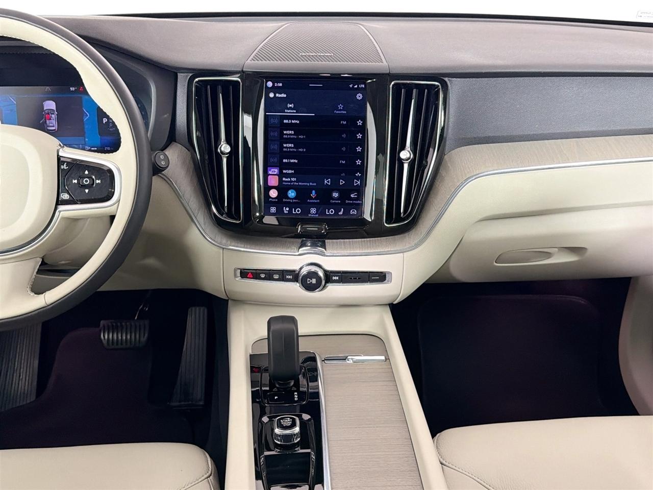 Volvo XC60 B5 AWD Plus Dark Theme 2023