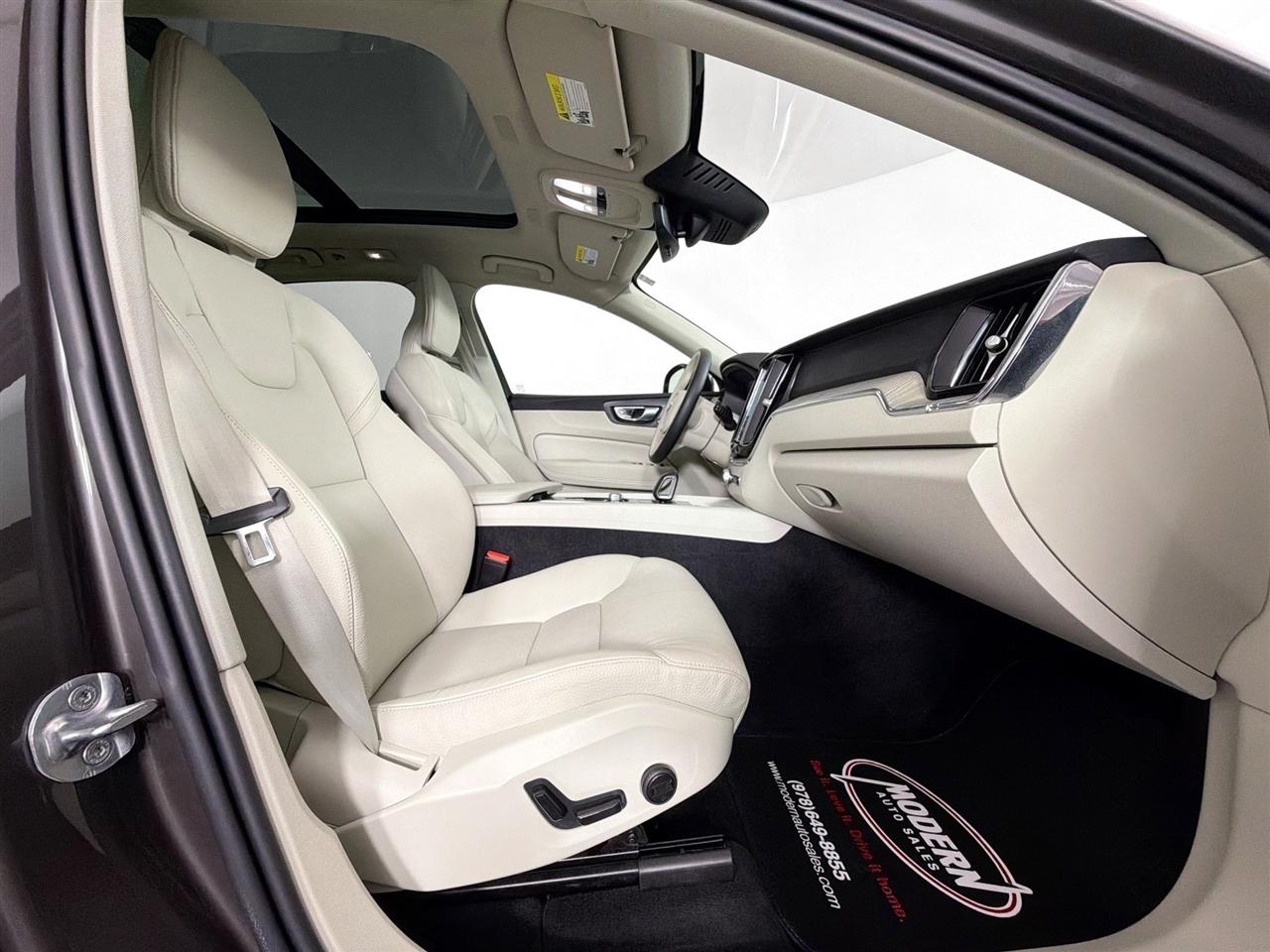 Volvo XC60 B5 AWD Plus Dark Theme 2023