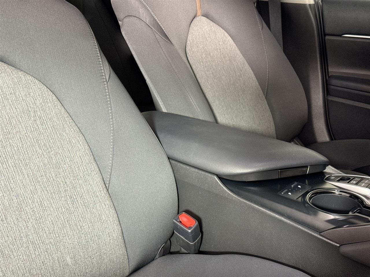 Toyota Camry Hybrid LE CVT (Natl) 2018