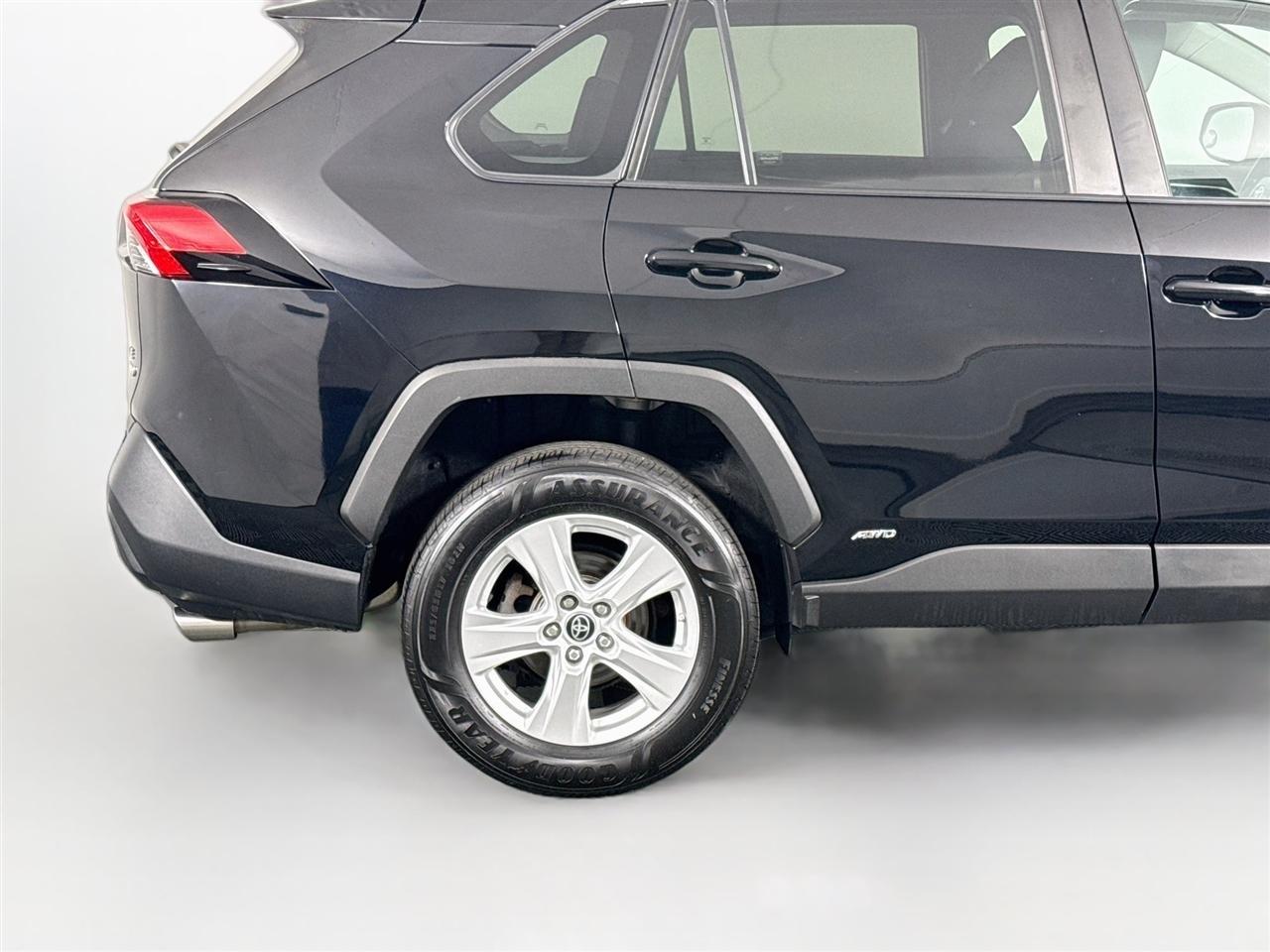 Toyota RAV4 Hybrid LE AWD (Natl) 2021