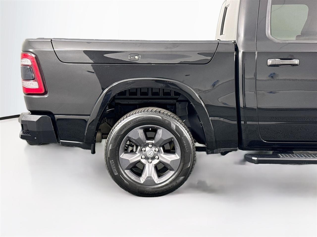RAM 1500 Big Horn 4x4 Crew Cab 5'7" Box 2020