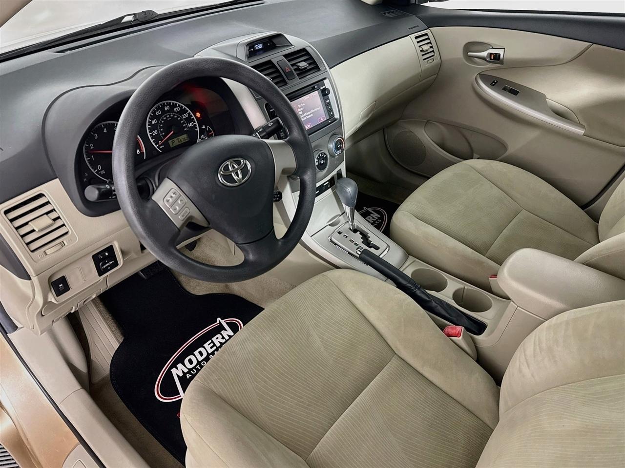 Toyota Corolla 4dr Sdn Auto LE Special Edition (Natl) 2013