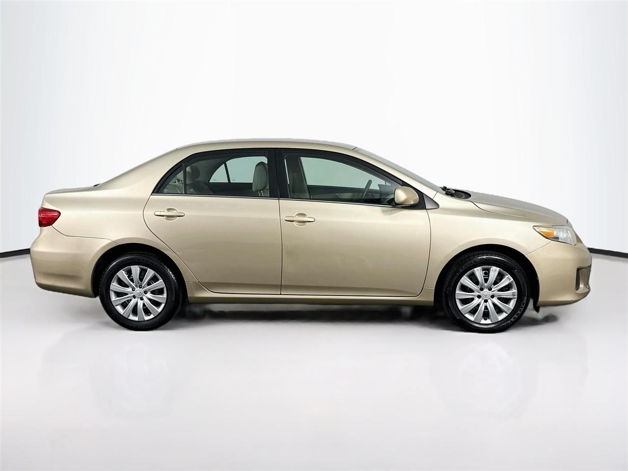 Toyota Corolla 4dr Sdn Auto LE Special Edition (Natl) 2013