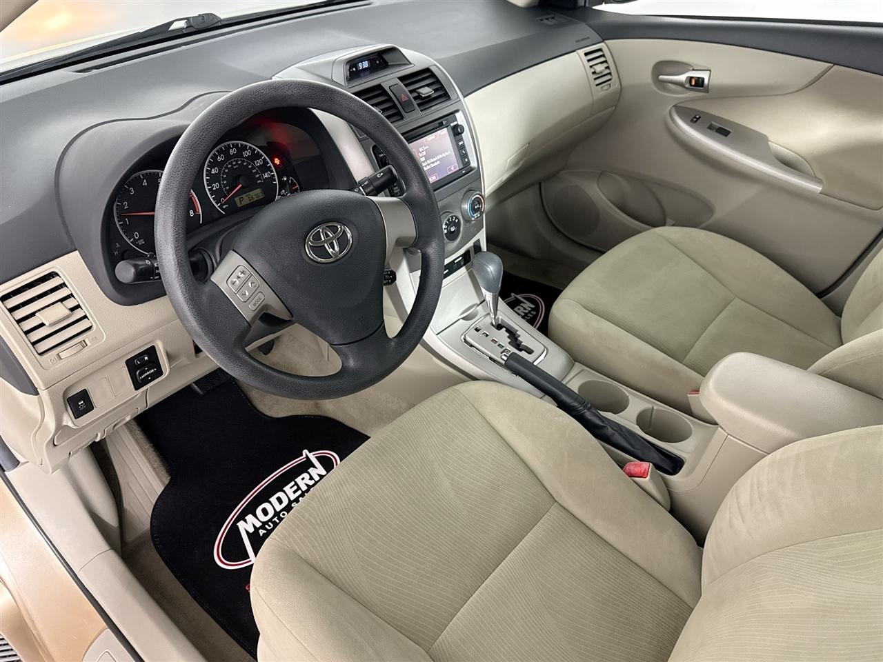 Toyota Corolla 4dr Sdn Auto LE Special Edition (Natl) 2013