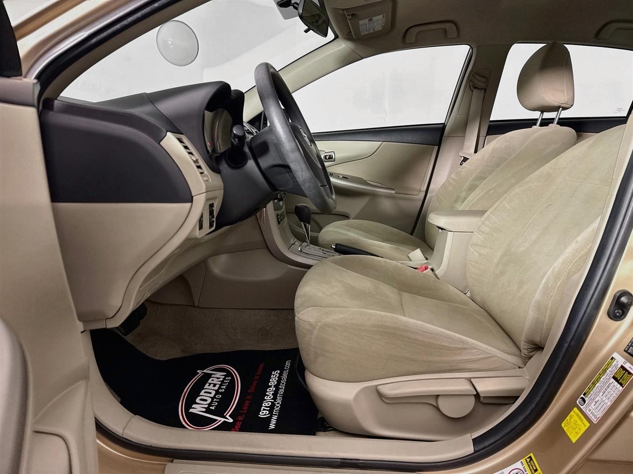 Toyota Corolla 4dr Sdn Auto LE Special Edition (Natl) 2013