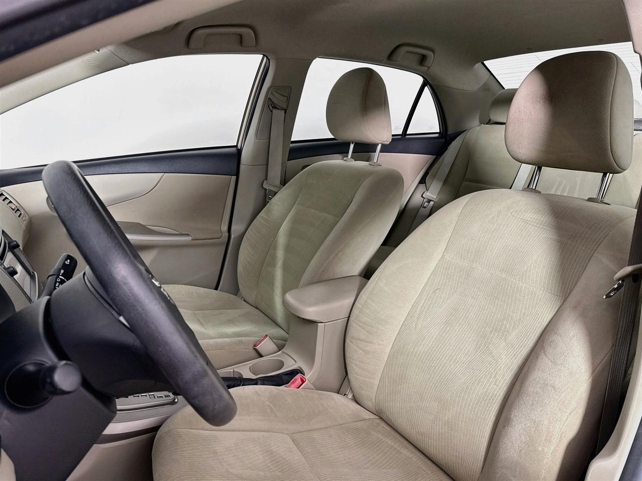 Toyota Corolla 4dr Sdn Auto LE Special Edition (Natl) 2013