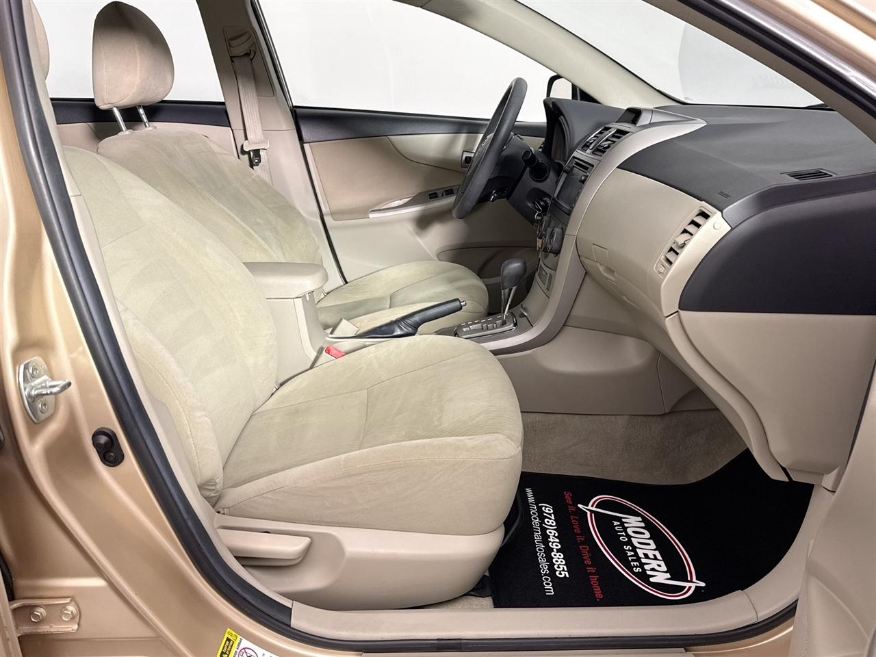 Toyota Corolla 4dr Sdn Auto LE Special Edition (Natl) 2013