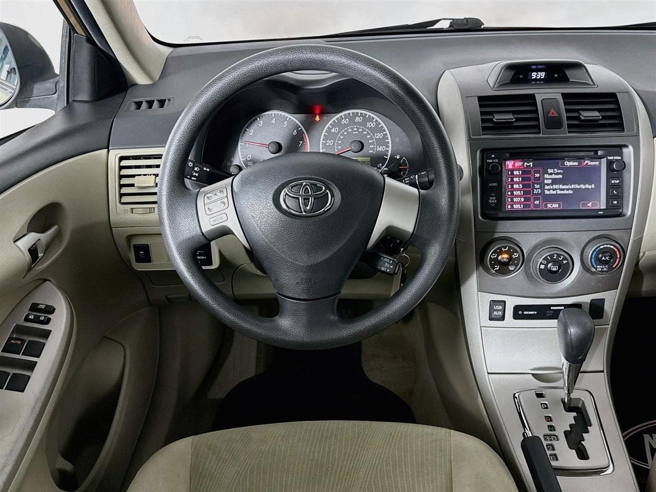 Toyota Corolla 4dr Sdn Auto LE Special Edition (Natl) 2013