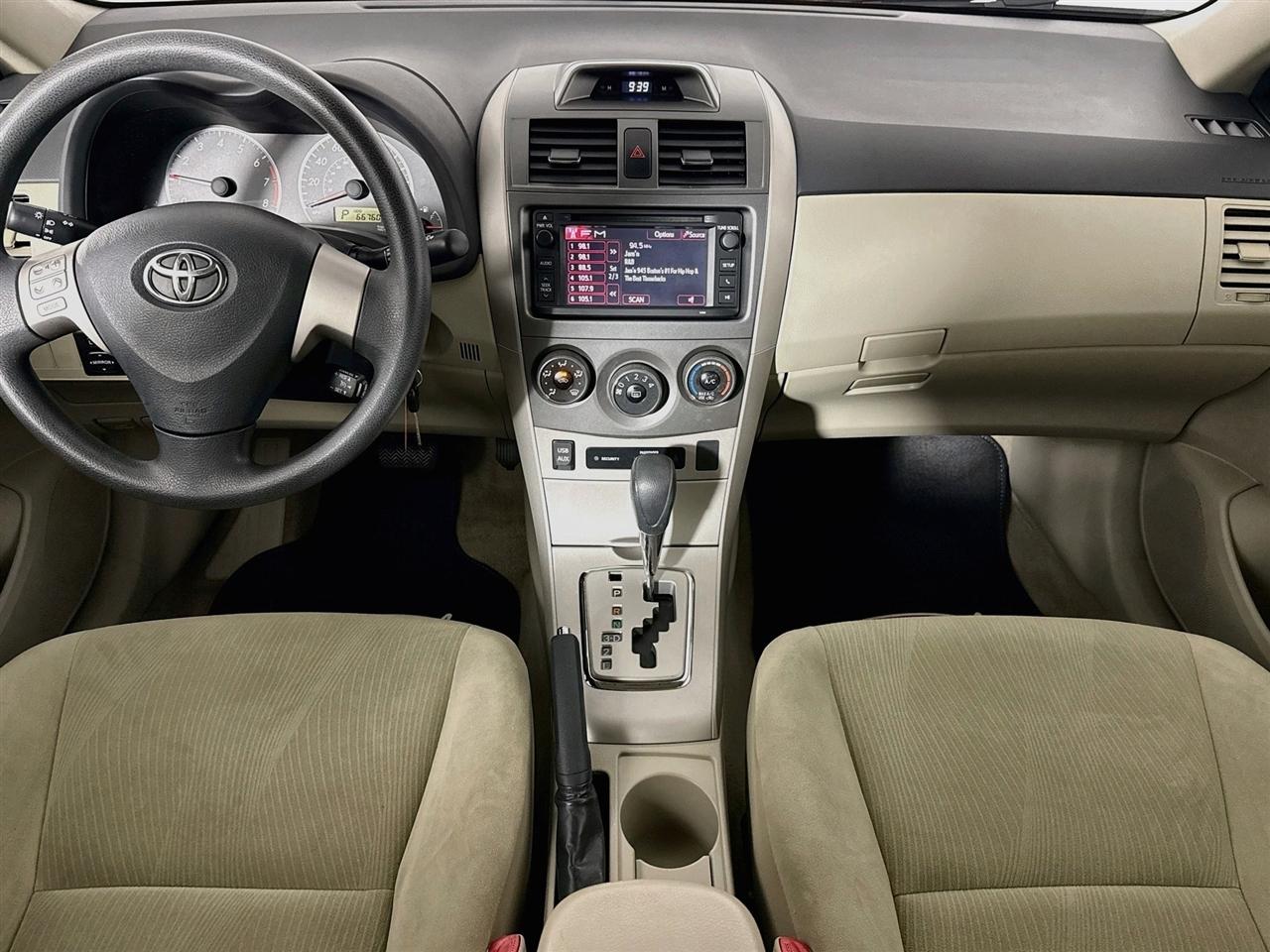Toyota Corolla 4dr Sdn Auto LE Special Edition (Natl) 2013