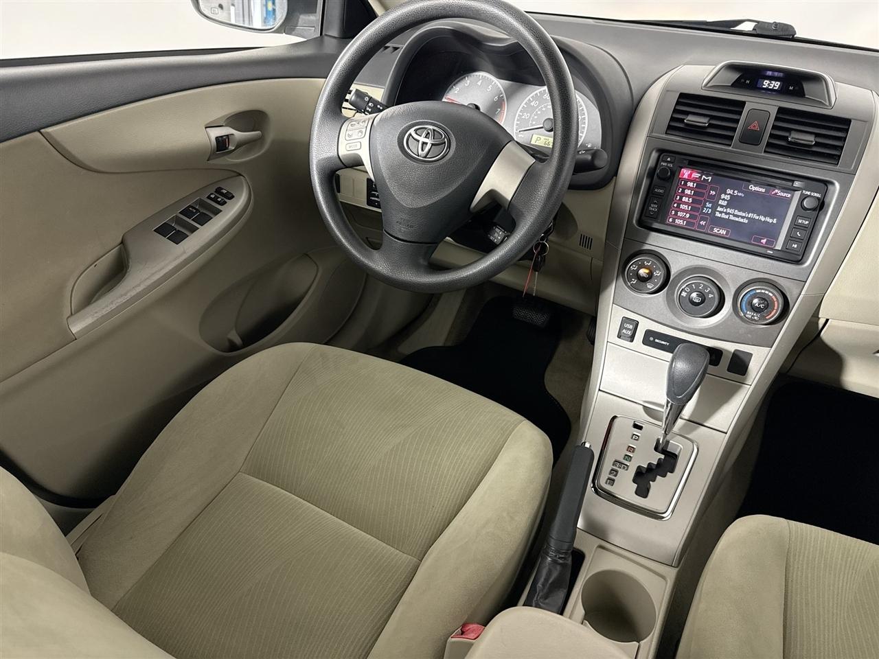 Toyota Corolla 4dr Sdn Auto LE Special Edition (Natl) 2013