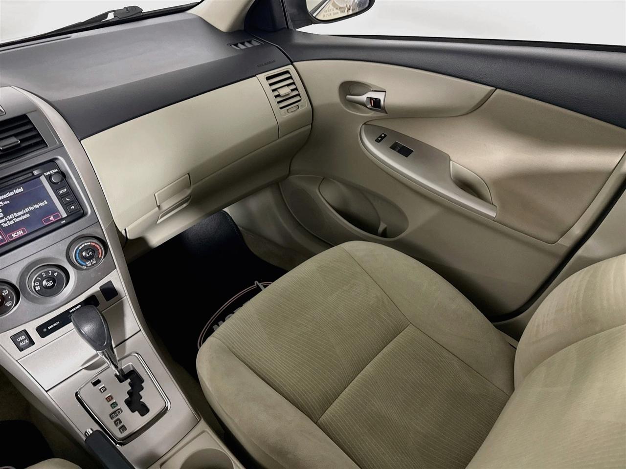 Toyota Corolla 4dr Sdn Auto LE Special Edition (Natl) 2013