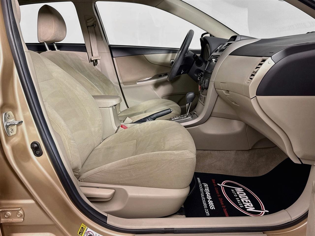 Toyota Corolla 4dr Sdn Auto LE Special Edition (Natl) 2013