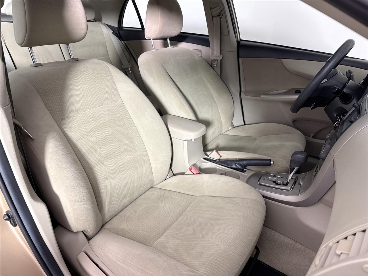 Toyota Corolla 4dr Sdn Auto LE Special Edition (Natl) 2013