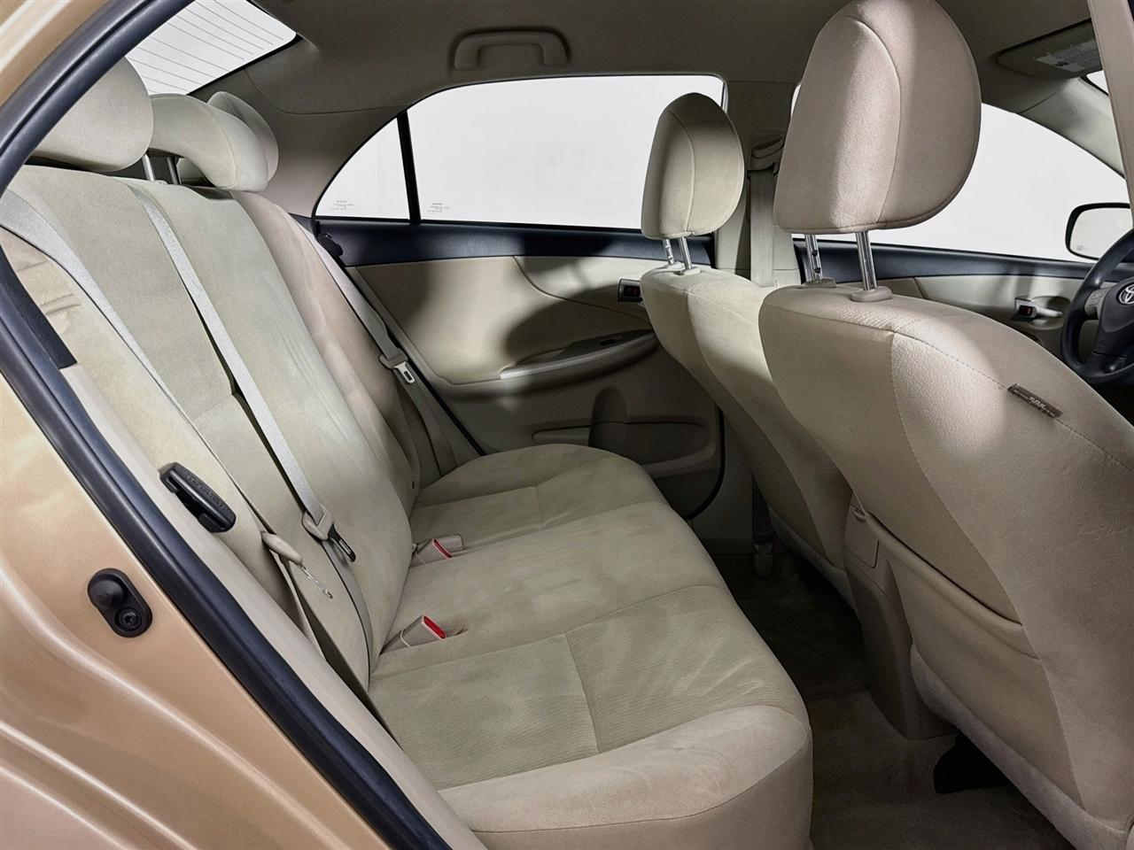 Toyota Corolla 4dr Sdn Auto LE Special Edition (Natl) 2013