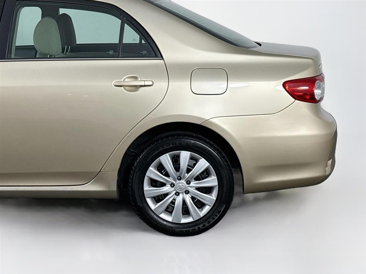 Toyota Corolla 4dr Sdn Auto LE Special Edition (Natl) 2013