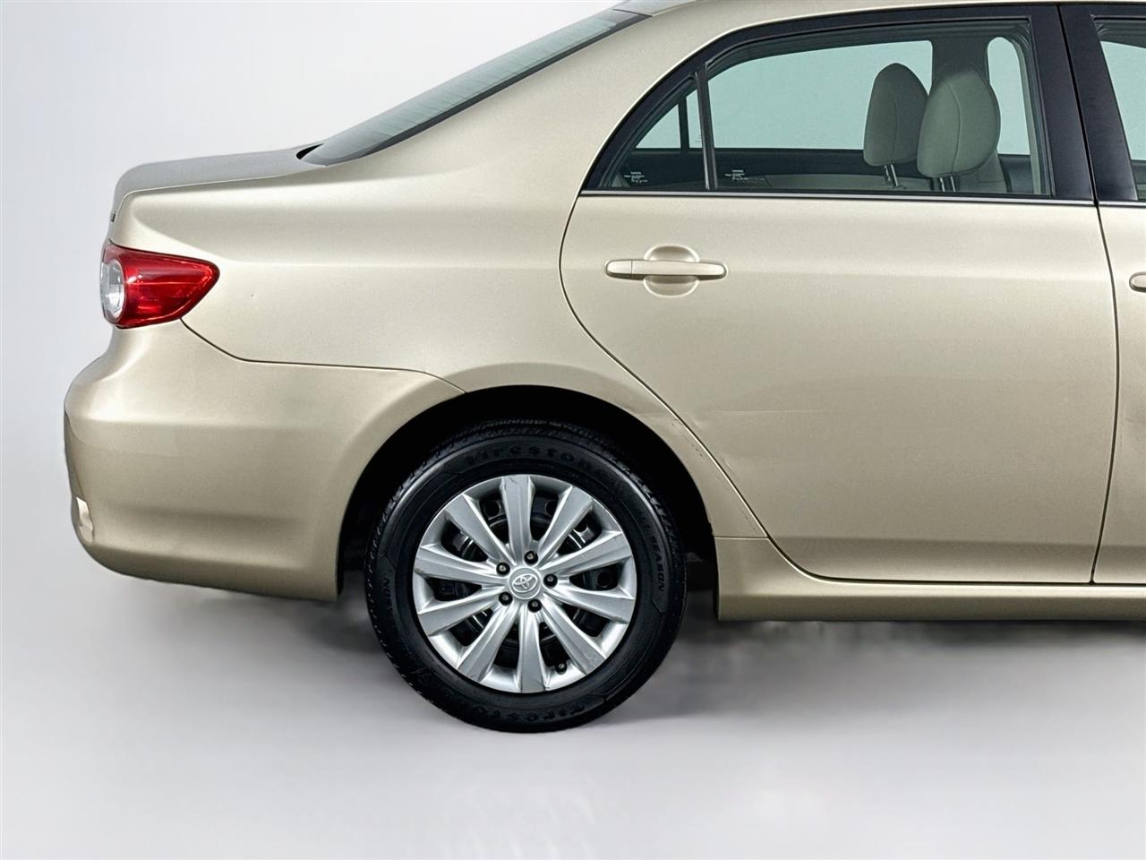 Toyota Corolla 4dr Sdn Auto LE Special Edition (Natl) 2013