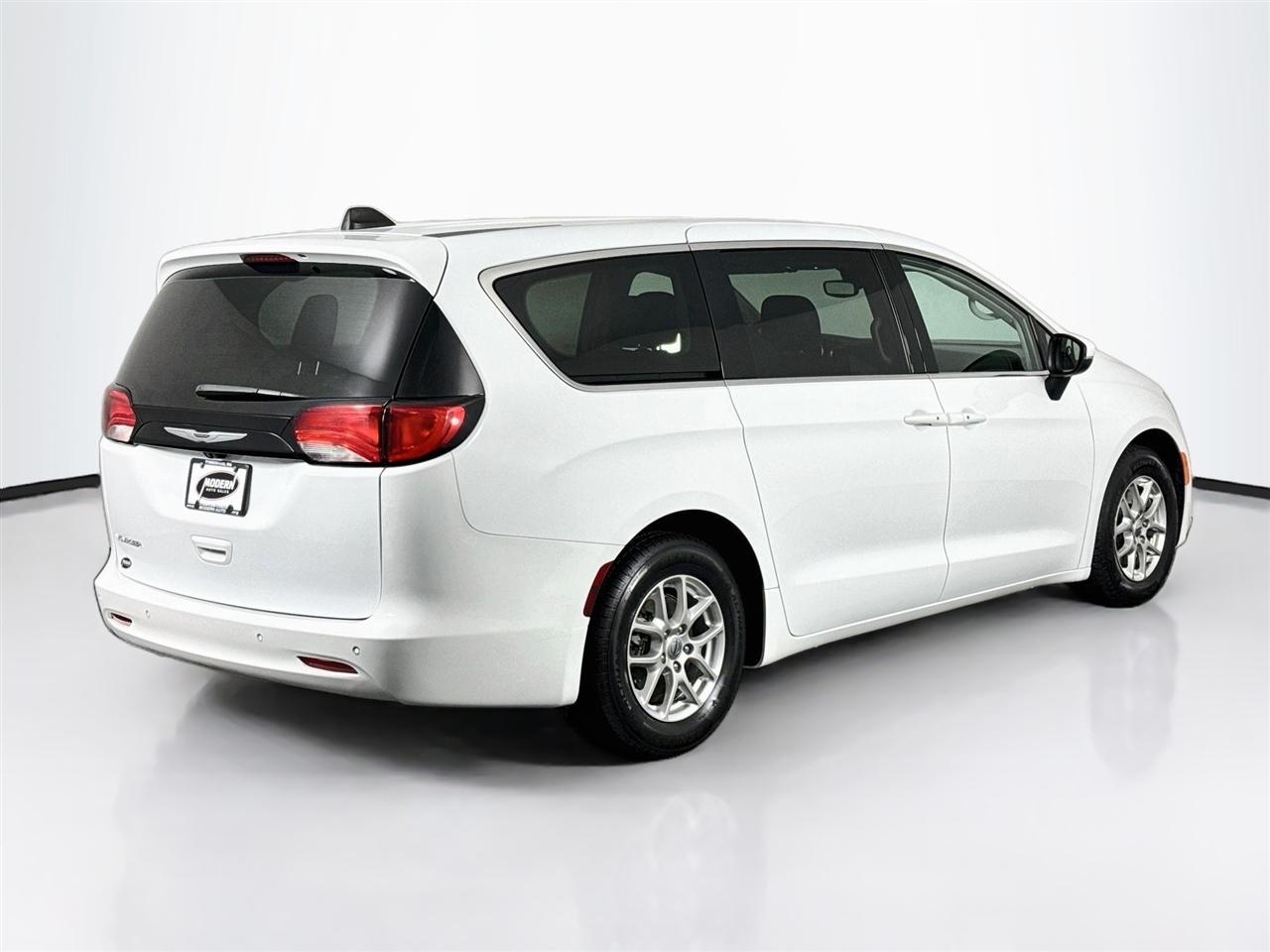 Chrysler Voyager LX FWD 2023