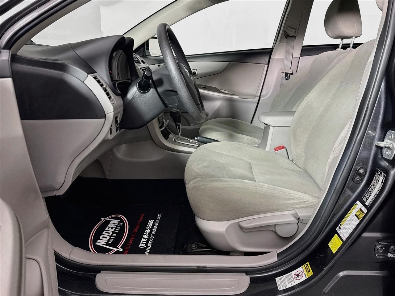 Toyota Corolla 4dr Sdn Auto LE Special Edition (Natl) 2013