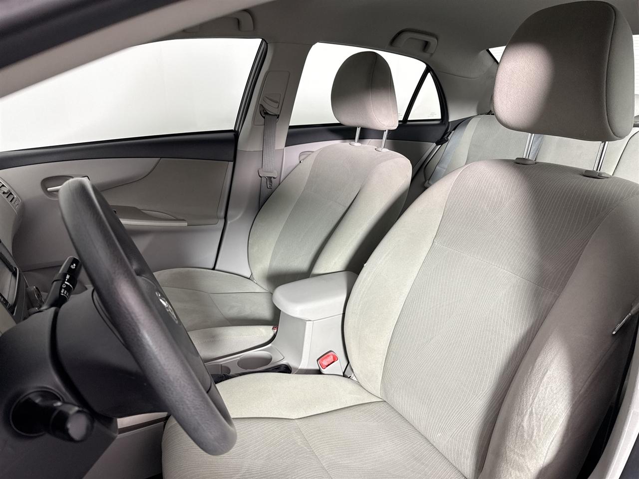 Toyota Corolla 4dr Sdn Auto LE Special Edition (Natl) 2013