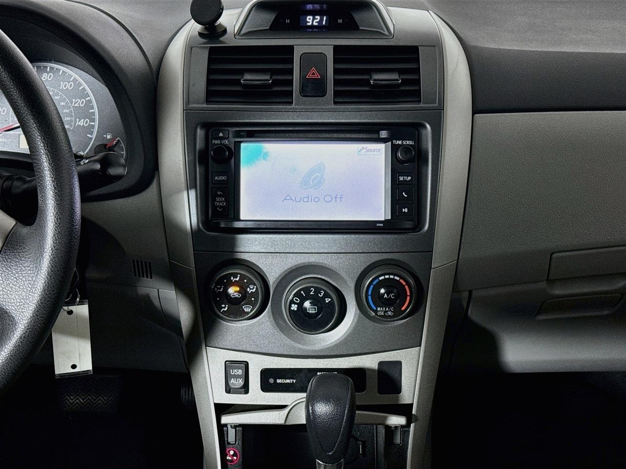 Toyota Corolla 4dr Sdn Auto LE Special Edition (Natl) 2013