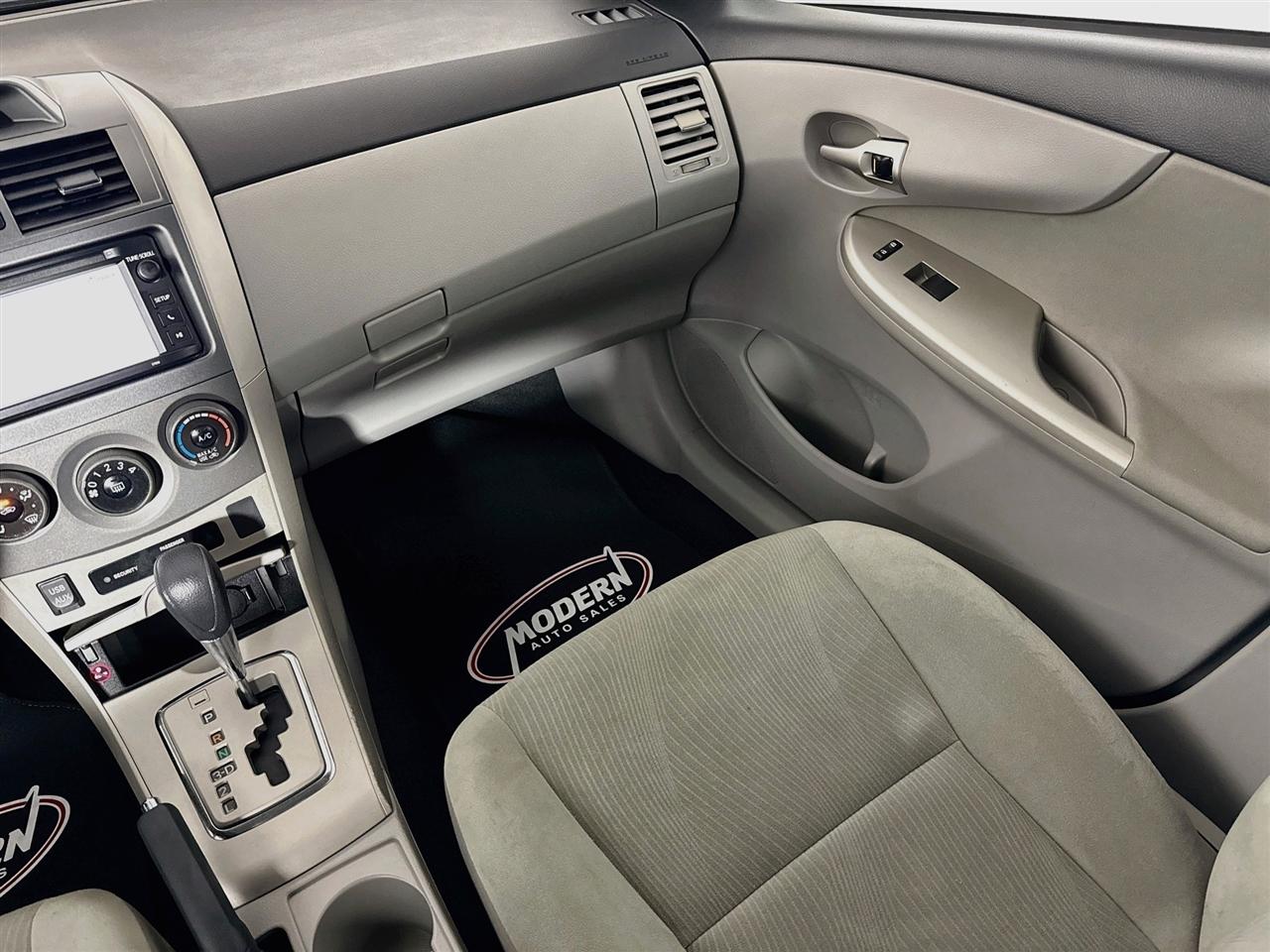 Toyota Corolla 4dr Sdn Auto LE Special Edition (Natl) 2013
