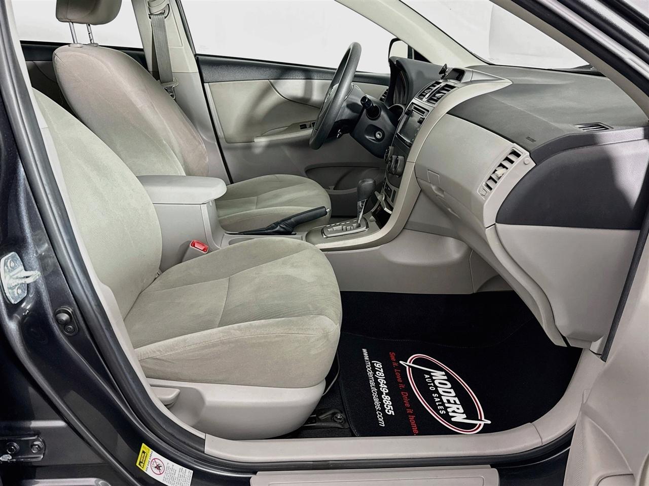 Toyota Corolla 4dr Sdn Auto LE Special Edition (Natl) 2013