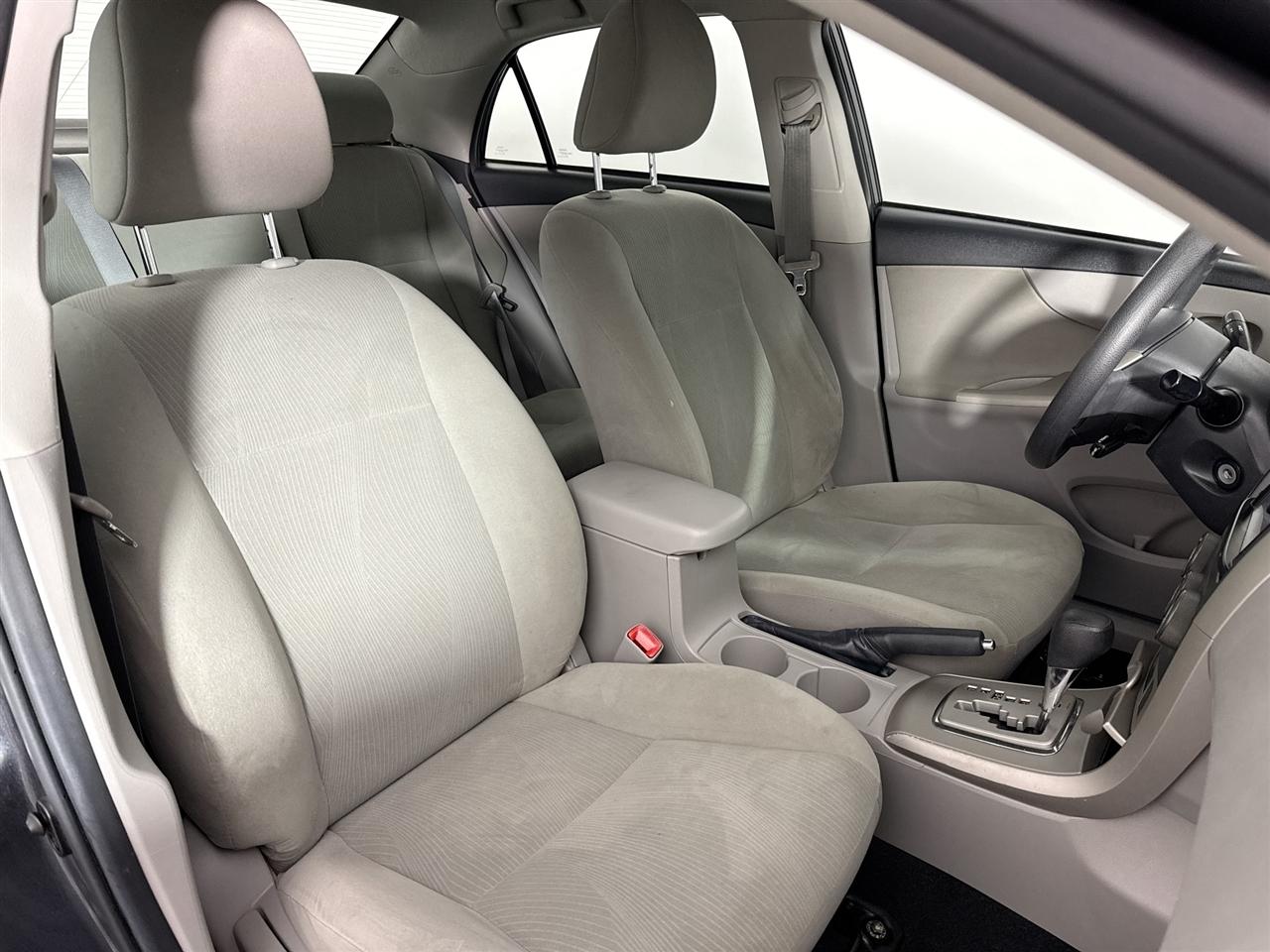Toyota Corolla 4dr Sdn Auto LE Special Edition (Natl) 2013