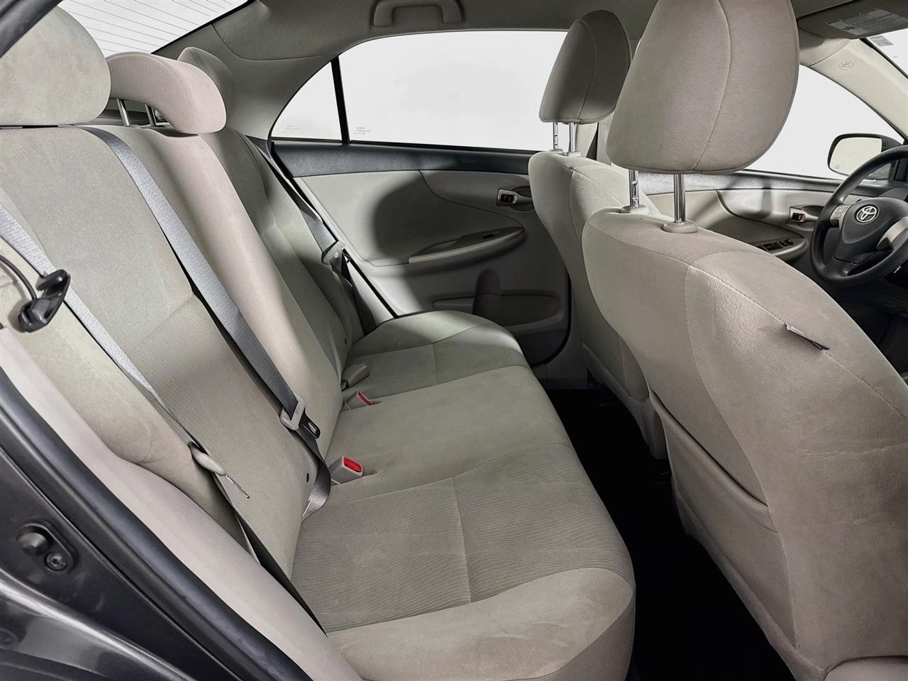 Toyota Corolla 4dr Sdn Auto LE Special Edition (Natl) 2013