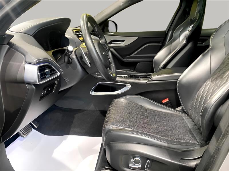 2020 Jaguar F-PACE SVR photo 18