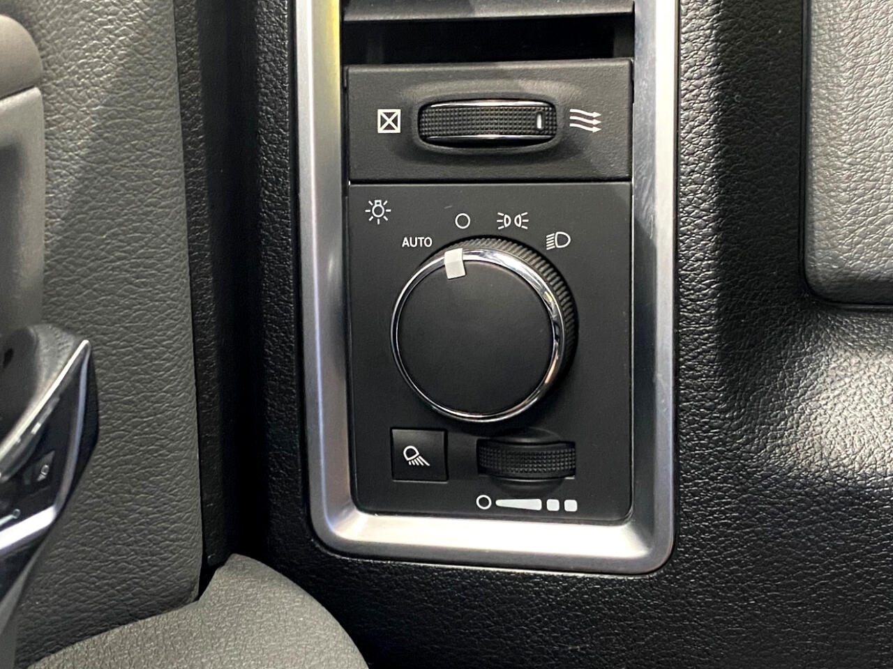 2016 Ram 1500 SLT photo 13