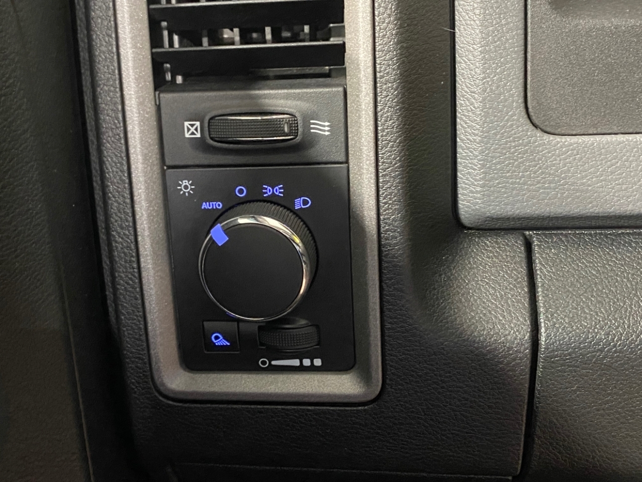 2015 Ram 1500 Tradesman photo 16