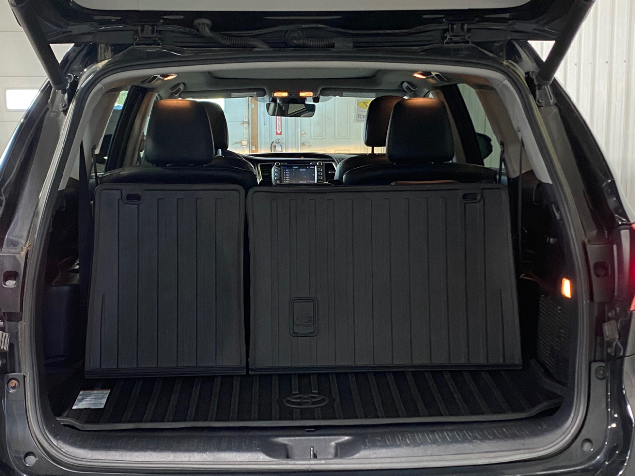 2017 Toyota Highlander Hybrid Limited Platinum photo 2